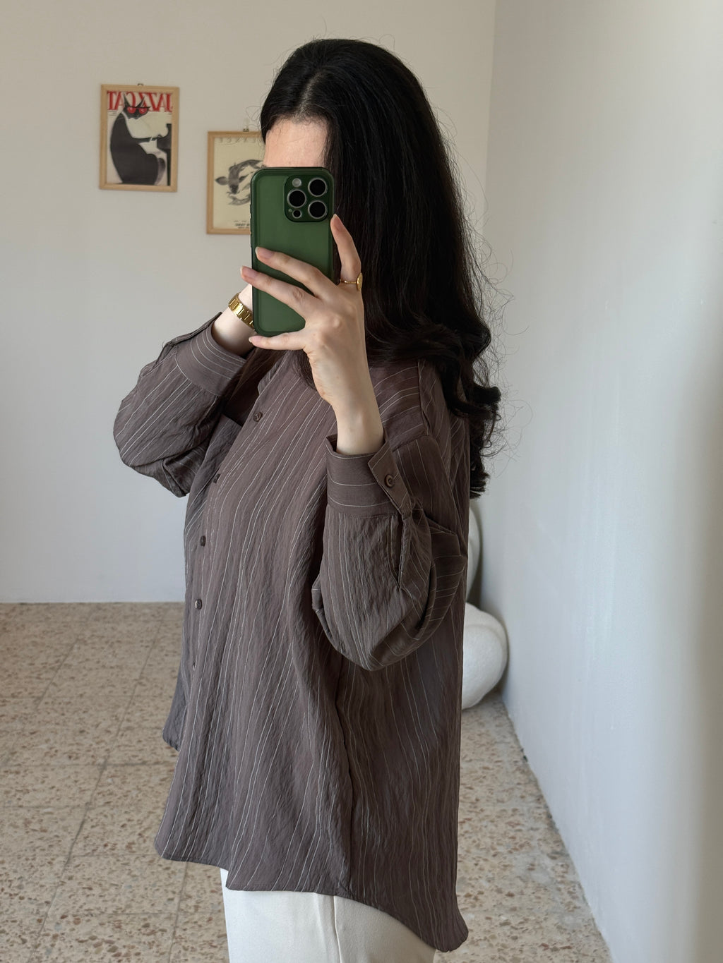قميص بني مريح مقلم بخطوط رفيعة